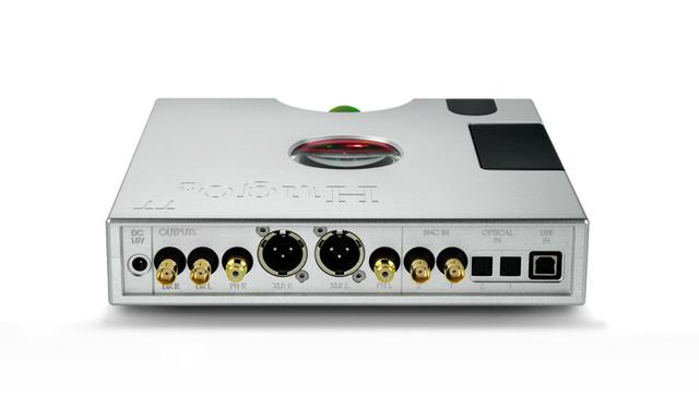 画像: 「Hugo TT 2」のリア。入出力端子は充実しており、左端にあるBNC DX端子は将来の機能拡張用