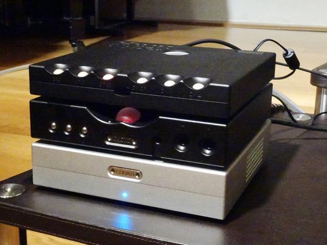 画像: 「Hugo TT 2」と「Hugo M-Scaler」、「TTobby」はシステム展開できるように同じ寸法にまとめられている。写真のように3段重ねすることも可能だ