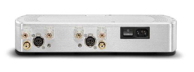 画像: 「Etude」のリア。入力端子RCA×1、XLR×1の2系統を装備する