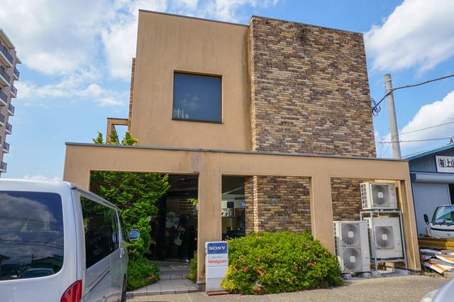 画像: カマニ吉川店は、県道377号線沿いのガスト吉川店の真向かいに位置する。道からちょっと奥まったところに建物があるので、初めて訪れる際は注意が必要だ