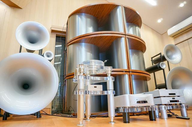 画像: その奥には独Avantgarde Acousticの超弩級ホーンスピーカーシステム「TRIO XD」(1ペア)+「BASSHORN XD」(3ペア)が鎮座している。組み合わせているアンプやプレーヤーは取材当時のもの