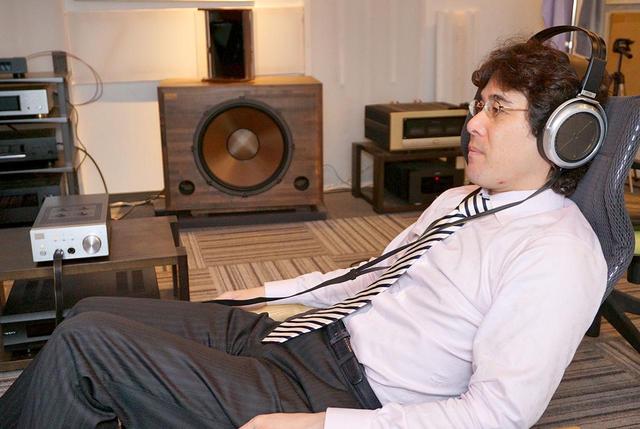 画像: 試聴時の様子。筆者の木村さんはリラックスして音楽に没頭していた