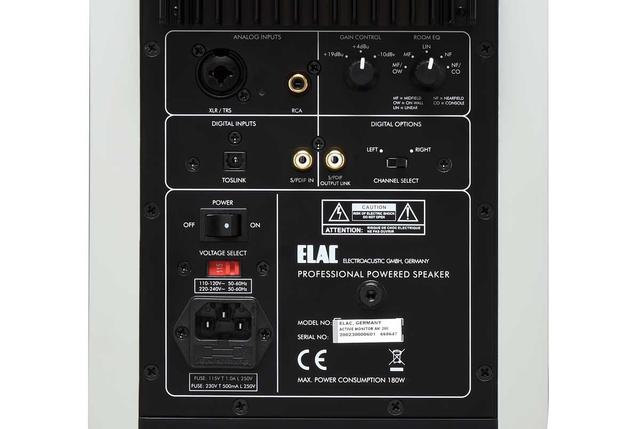 画像: リア側に入出力端子と機能調整のノブを備える。ゲインコントロールは、「+19dB」「+4dB」「-10dB」を装備。さらに、AM200の特徴のルームEQ切り替えは右上のノブで行なう。スタンドを使ったフロアー設置の場合は3パターンから選べ、1mの近接使用の場合は「NF」、2mの場合は「MF」、それ以外のときは「LIN」を選択する。背面が壁に近接しているときは「MF/OW」を使い、本棚などに入れて使うときは「MF/OW」や「LIN」がおすすめされている