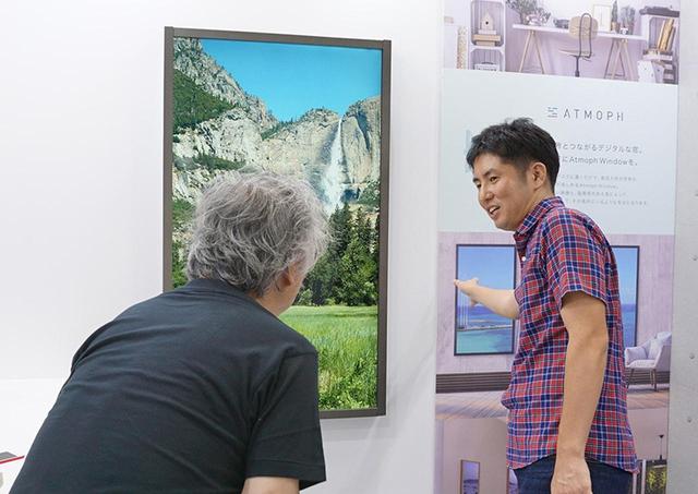 画像: 60インチクラスの4K液晶パネルを使った大型デジタル窓も展示されていた
