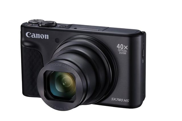 画像: キヤノンの高倍率ズームデジタルスチルカメラの新製品「PowerShot SX740 HS」。8月30日発売予定だ
