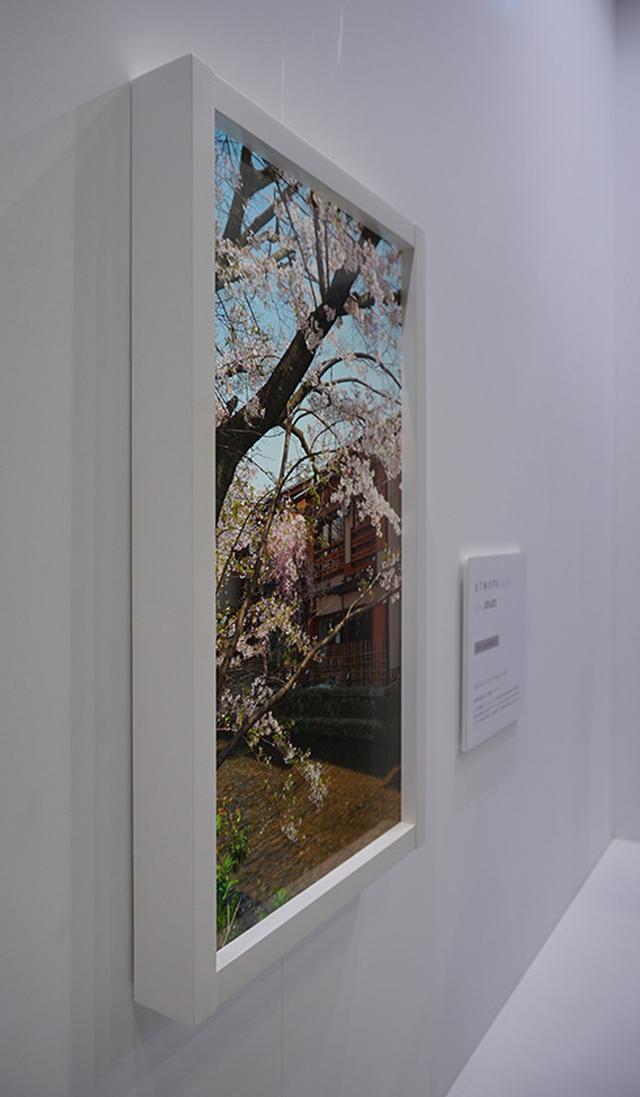 画像: 製品のサイズは380×高さ640×厚さ55mmほど(すべて額縁含む)。映像伝送は無線で行なうので、ケーブルは電源用のみ