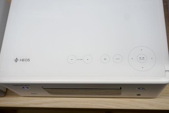 画像: 天板に「HEOS」ロゴがある。天板の操作スイッチは、従来機は物理ボタンからタッチ式に変更された