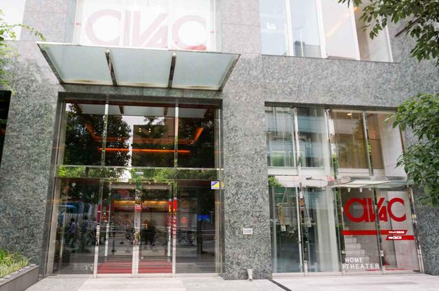 画像: アバック新宿本店は、タワーマンション「ファーストリアルタワー新宿」の3Fに位置する。店舗専用入口は写真右側のドアで、ここからエレベーター/階段で3階まで上がる