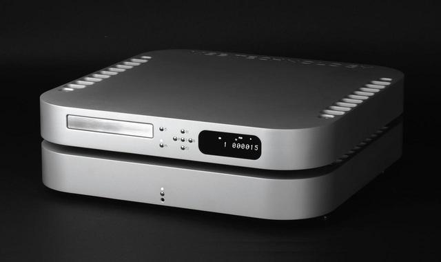 画像: セカンドラインのReference DACと組み合わせて使うことを想定して開発された「Reference TRANSPORT」(写真上)と別売電源「Reference TRANSPORT Power Base」。いずれも、Reference DACと筐体の材質やデザイン、内部パーツの品質が統一されている