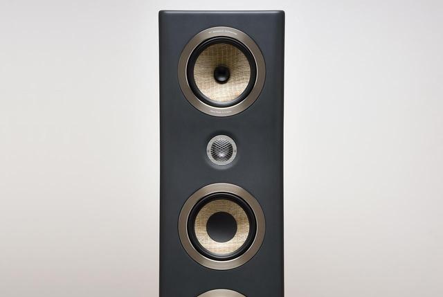 画像: 【Midrange】ミッドレンジユニットのエッジ部分には、厚みの異なる2本の円形リブで相違する共振を作り出し歪みを減少させる独自のサスペンション構造TMD(チューンド・マス・ダンパー)が搭載されている。これはSopraシリーズで開発されたもので、昨年発売のUtopia EVOIIIシリーズでも採用されている 【Woofer】ウーファーはミッドレンジと同じく天然亜麻をグラスファイバーでサンドした振動板素材が用いられている。ミッドレンジとは素材の厚みが若干異なっており、ミッドレンジ比で亜麻は1.67倍、グラスファイバーは2倍の質量を投入したことで強度を高められ、いっそうの低域再生への適応が図られている