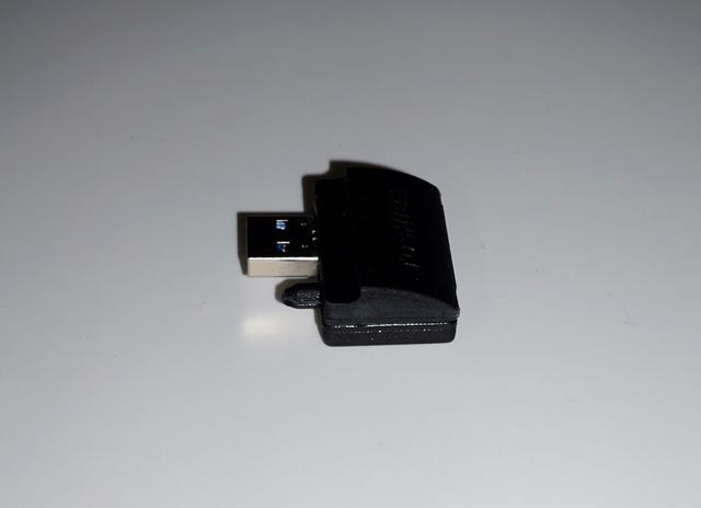 画像: 新4K8K衛星放送を見るための「BS/CS 4K視聴チップ」。製品購入後に申し込むことで、メーカーから送付される。テレビのUSB端子(専用)に挿すことで新4K8K衛星放送が見られるようになる