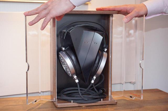 画像: 観音開きのフォルナット製専用ケースが付属する。このまま飾っておけるのが嬉しい