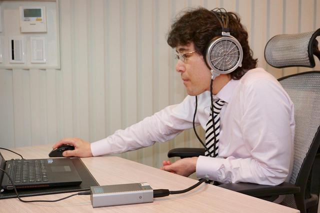 画像: VOCEの上質なサウンドを楽しむ木村氏。WAVファイルは、アンプをUSB DACとして使って聴いている