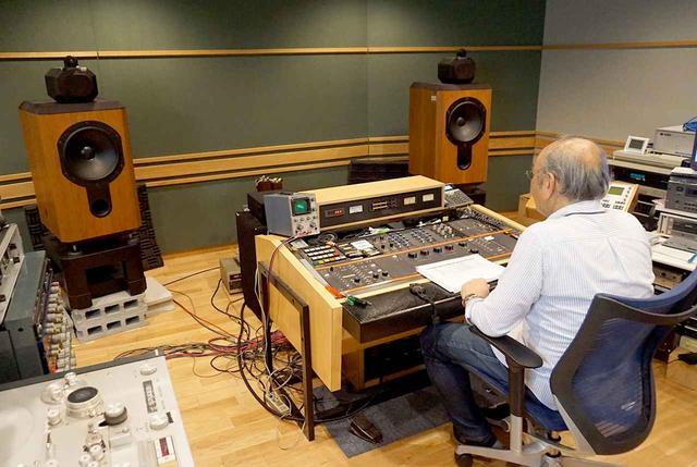 画像: 音溝は最外周から最内周まで一筆書きで刻まれる。カッティングは一瞬も気の抜けない作業だ