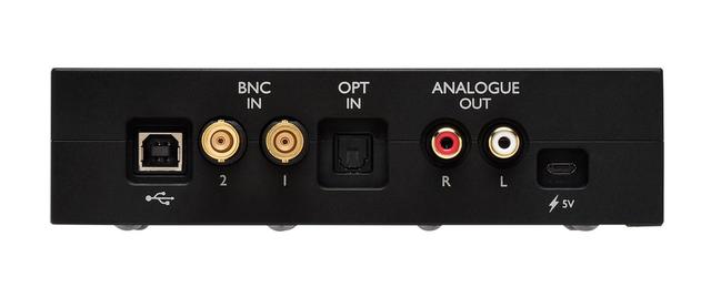 画像: デジタル入力は、USBタイプB、光、同軸(BNC)を装備。USB入力ではPCM・768kHz/32bit、DSD・22.5MHz再生まで対応する。電源はACアダプター方式から、USBmicroBを使っての外部給電へと変更された