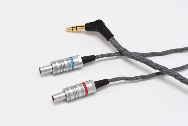画像: 本機はゼンハイザーのHD800などと同形状のヘッドホン端子を採用する。付属ケーブルはALO audioの純銅銀メッキ導体、Litz Wire Cableを用いている