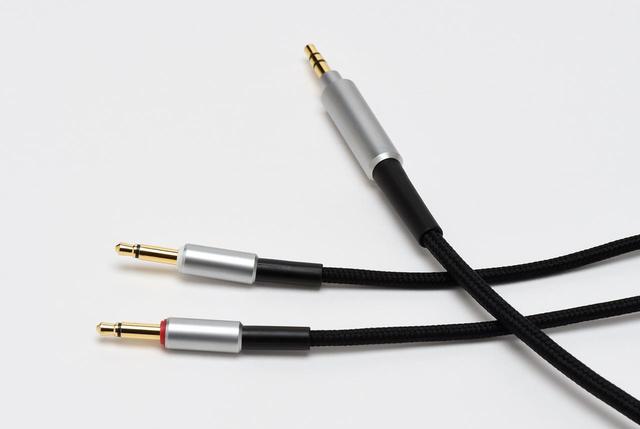 画像: ケーブルは着脱式で、モノーラルミニプラグの両出し。4N OFC(99.99%無酸素銅)を導体に採用。手触りがよく、強度にも優れる布巻きを施している。プラグ部は、削り出しのアルミスリーブを用いている