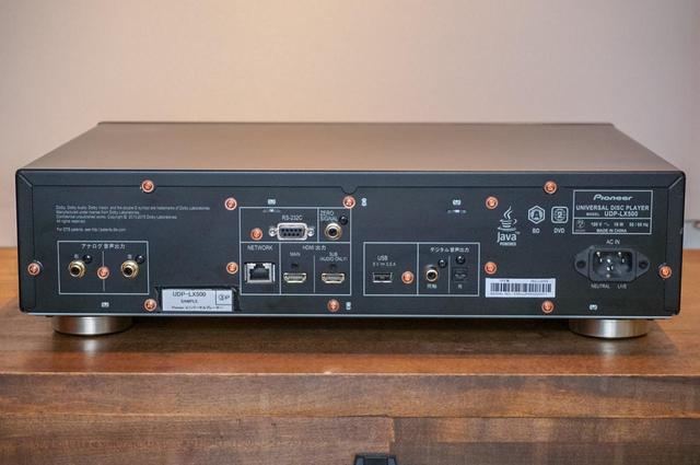 画像: UDP-LX500の背面パネル。アナログオーディオ出力は2chのみ、という割り切った仕様だ