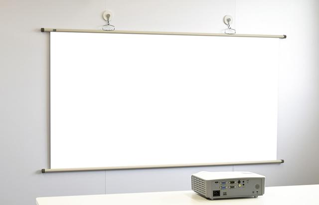 画像: スクリーンは16:9で77インチ。この中に4:3映像を投写すると約62インチ、WXGA(16:10)では約71インチになる