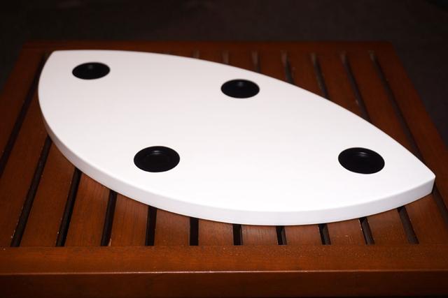 画像: ▲購入者向けキャンペーン向けの特製ボード。スピーカーはどう置くかで音が大きく変わるので、こうしたアイテムはとても便利だろう