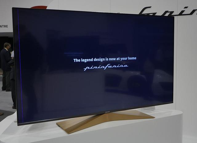 画像: ピニンファリーナデザインのテレビ。脚に色を配して、パネルとの素材感の違いを演出している