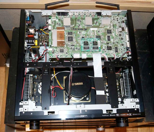 画像: ▲CX-A5200の内部写真。手前にあるトランスが容量アップを果たした