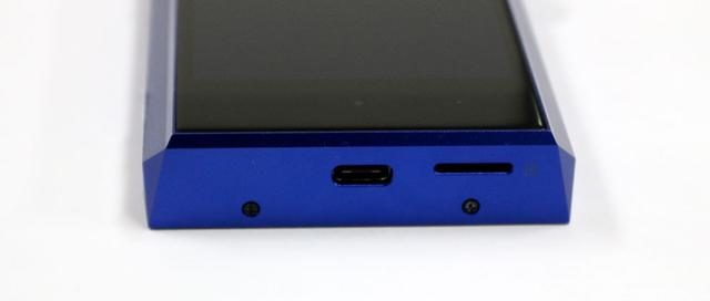 画像: マイクロSDカードスロットは下面に移動。カバーのないタイプだ