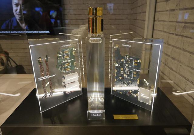 画像: ブースではこだわった内部回路、部品が分解されて展示