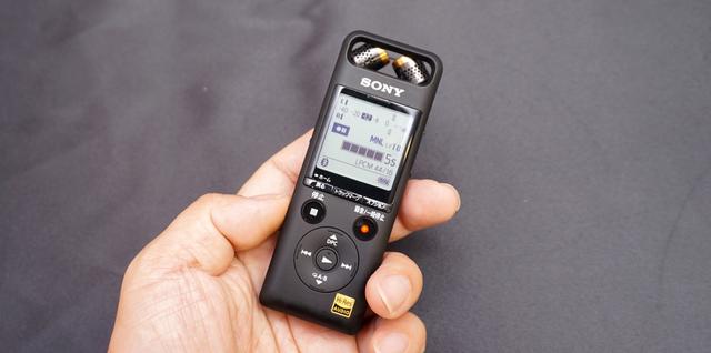 画像: ▲ソニーのICレコーダーの新製品「PCM-A10」。本機はリニアPCM収録が可能でありながら、コンパクトさを兼ね備えている。手のひらで「ハイレゾ」が録れるわけだ