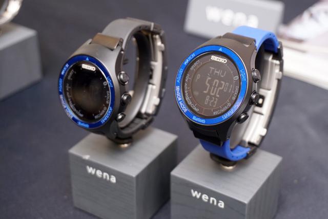 画像: ▲「SEIKO Digital WNW-SA02A」。左がブルーブラックカラー、右がブルーモデルに同梱のブルーバンドを取り付けた状態だ