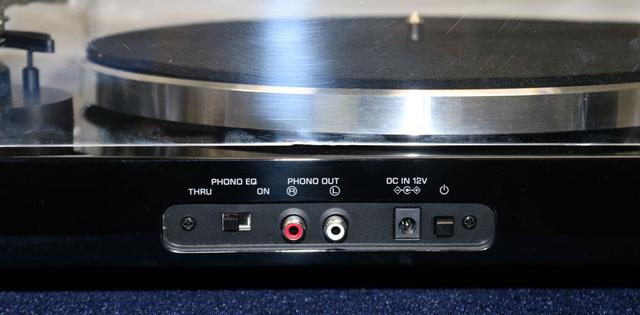 画像: ▲「TT-S303」のリア。アナログ音声出力は1系統(RCA)で、フォノ出力とライン出力の切替え式