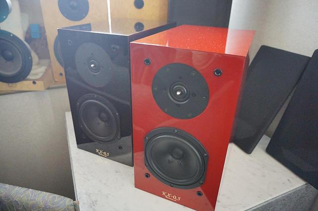 画像: 左「KX-0.5UB」右「KX-0.5UR」