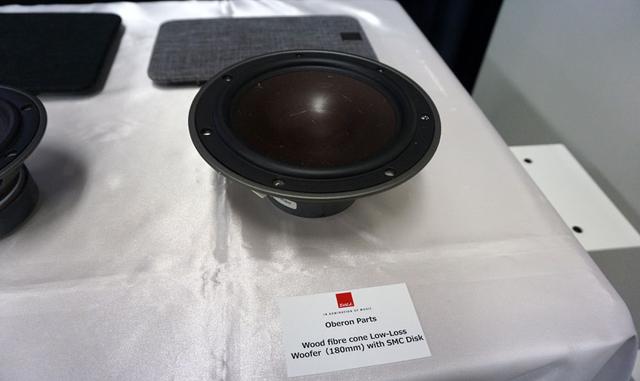 画像: ▲赤茶色のウッドファイバーコーンはすでに同社おなじみのもの。写真7インチ(=18cm)口径ウーファーは「オベロン3」と「7」に搭載される。センソールでも同じサイズを採用していた