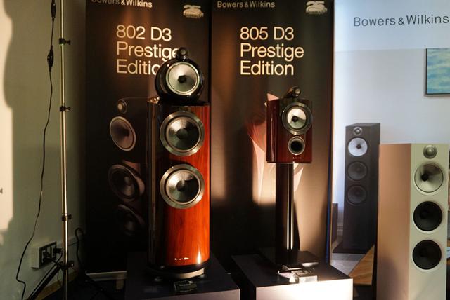 画像: ▲左が「802D3」、右が「805D3プレステージ・エディション」。「800D3」シリーズでは基本色としてローズナットとピアノブラックを用意する(それぞれ価格は異なる)