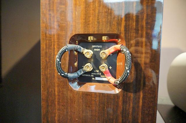画像: スピーカー端子はバイワイヤリング対応。写真のジャンパー線は内部配線材と同じものを使用している