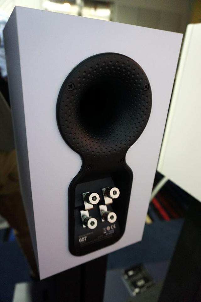 画像: スピーカー端子は全モデルバイワイヤリング仕様で、「700」シリーズのものを流用して搭載する。バスレフポートは前面にあったが背面へと移動された