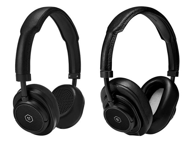 画像: 「MW50+」のBLACK/BLACK仕上げ。左がオンイヤー用、右がオーバーイヤー用のパッドを取り付けた様子