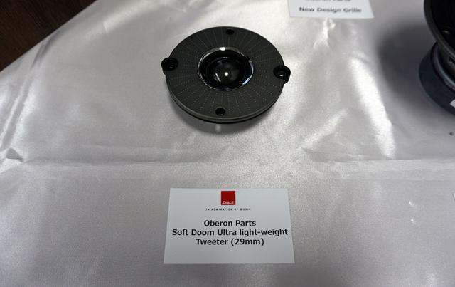 画像: ▲トゥイーターはすべてのモデルで、「センソール」に搭載されたものより大型の29mmソフトドームトゥイーターを搭載している。音の広い分散を得るためにトゥイータープレートは新調されている