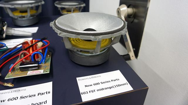 画像: ▲コンティニュアム布織振動板を使った「603」のミッドレンジユニットのシャーシは、TMD(チューンド・マス・ダンパー)付きのアルミダイキャスト製。エンクロージャーからの振動影響を受けないようにデカップリングマウントされる