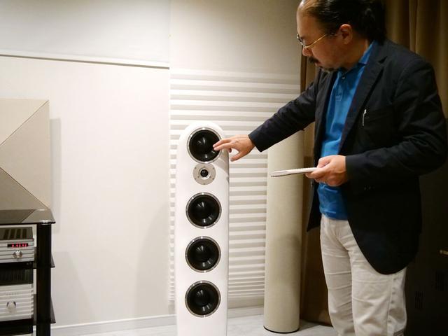 画像: ▲ギャラリーの案内をしてくれたのはオーディオ・オーディオビジュアル評論家の小原由夫氏。ミッドレンジとツイーターの音のつながりのよさが素晴らしいとコメント
