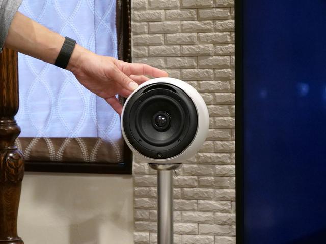 画像: ▲2Fのフロントスピーカーは「SP-3」。このシリーズは2ウェイの同軸ユニット(19mmドーム型ツイーター+100mmコーン型ウーファー)を搭載していることが特徴だ。密閉型と思いきや、フロントにポートを備えたバスレフ型