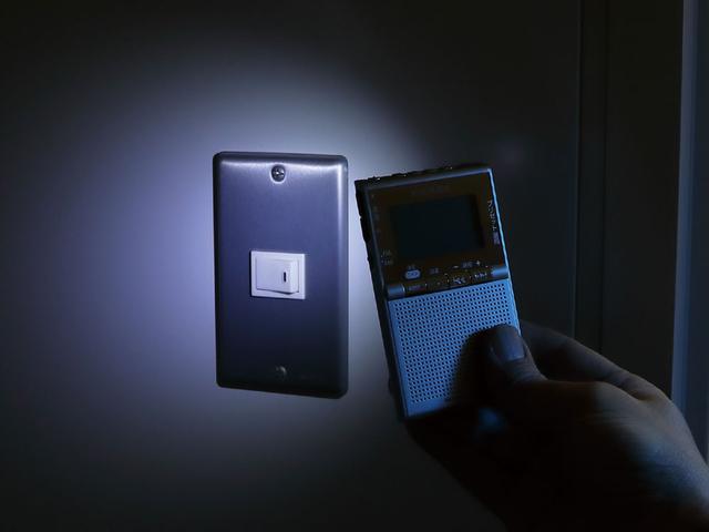 画像: 本体背面にLEDライトを内蔵しており、緊急時など周囲を照らすことができる