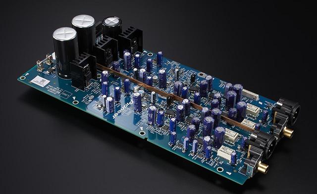 画像: ▲アナログ基板の電解コンデンサー(写真左端)もLX800で初搭載された高音質パーツとなる