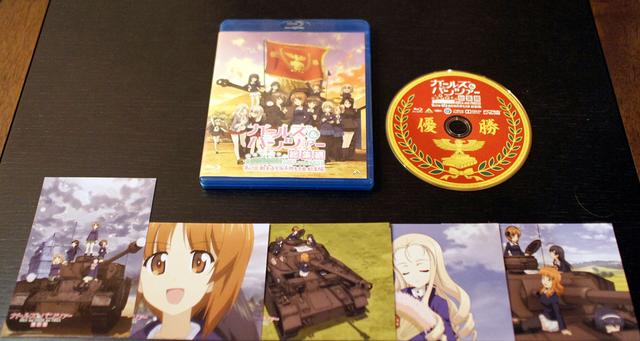 画像: ▲『ガルパン総集編』のBD版パッケージ。『ガルパン最終章』のポストカード5点が封入。ディスクのデザインは優勝旗だ