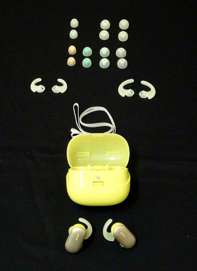 画像: ▲付属品一覧。防水性を高めた水泳用のイヤーピースも付属する