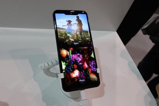 画像: シャープ製の有機ELを搭載したスマホ