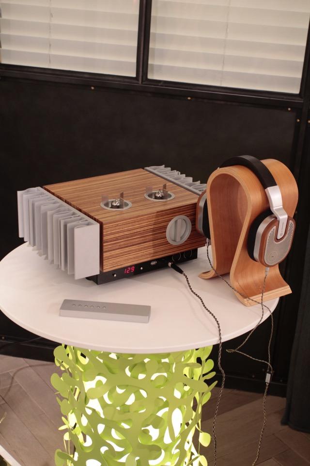 画像: ヘッドフォンアンプ「InPol EAR」はアンバランス出力に加え、バランス出力にも対応。タイムロードが取り扱うウルトラゾーンのヘッドフォンを過不足なくドライブしていた。
