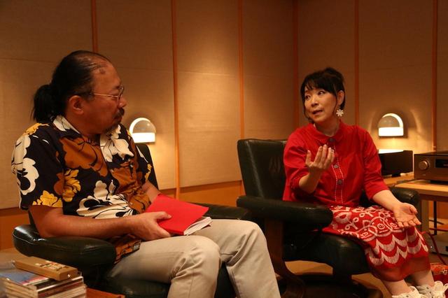 画像: とっても和やかなインタビュー。亜美さんは、ご主人である小原礼さんの作品づくりやスタジオワークなども手伝うとのことで、エレクトロニクスにもかなり詳しいとお見受けいたしました