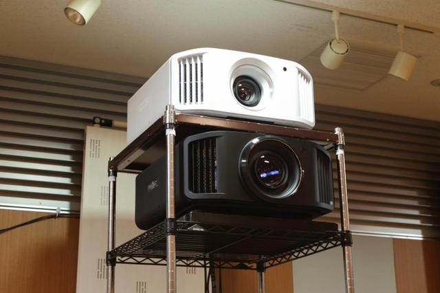 画像: ▲上がDLA-V5で下がDLA-V9R。イベントではV9Rを使った150インチ映像で大作を上映した