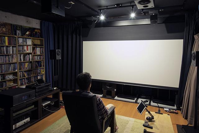 画像: サウンドスクリーンを使っているのも、映画作品を手がける蝦名さんのこだわりだ。フロントL/C/Rは高さを揃えるために、純正のスタンドにセットされている。サラウンド、サラウンドバックを含めてスピーカーの高さが綺麗に揃っている